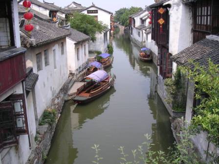 Canale con barche a Zhou Zhuang